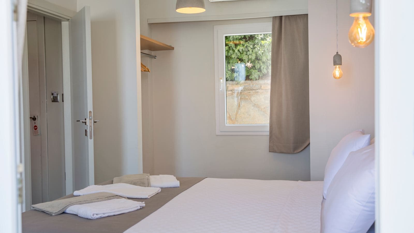 rooms-economy-family-room