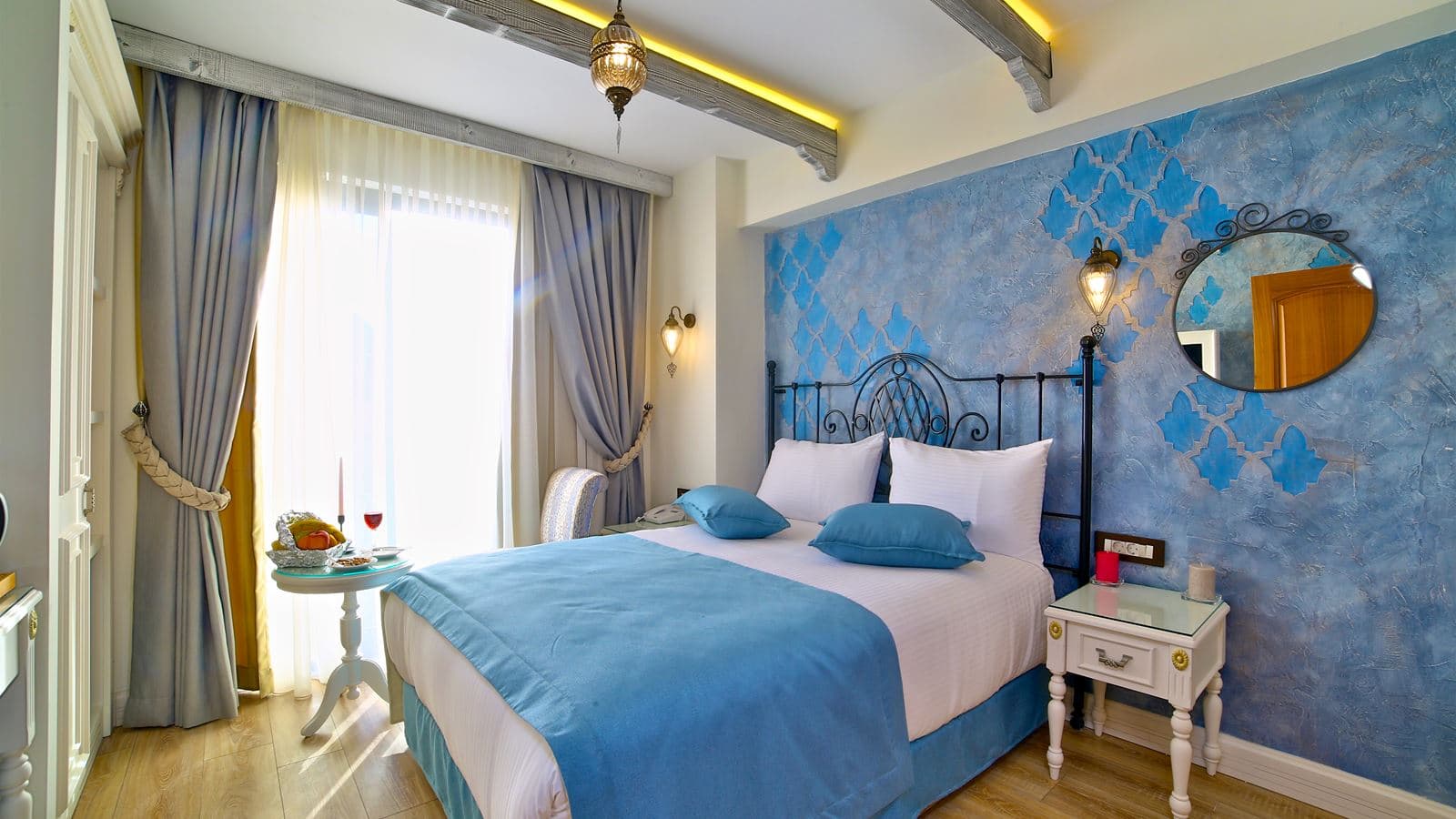 rooms-deluxe-room-street-or-garden-view