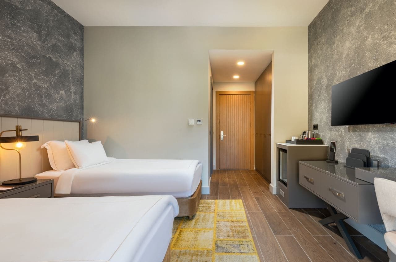 rooms-comfort-room-main-building-landview-balcony