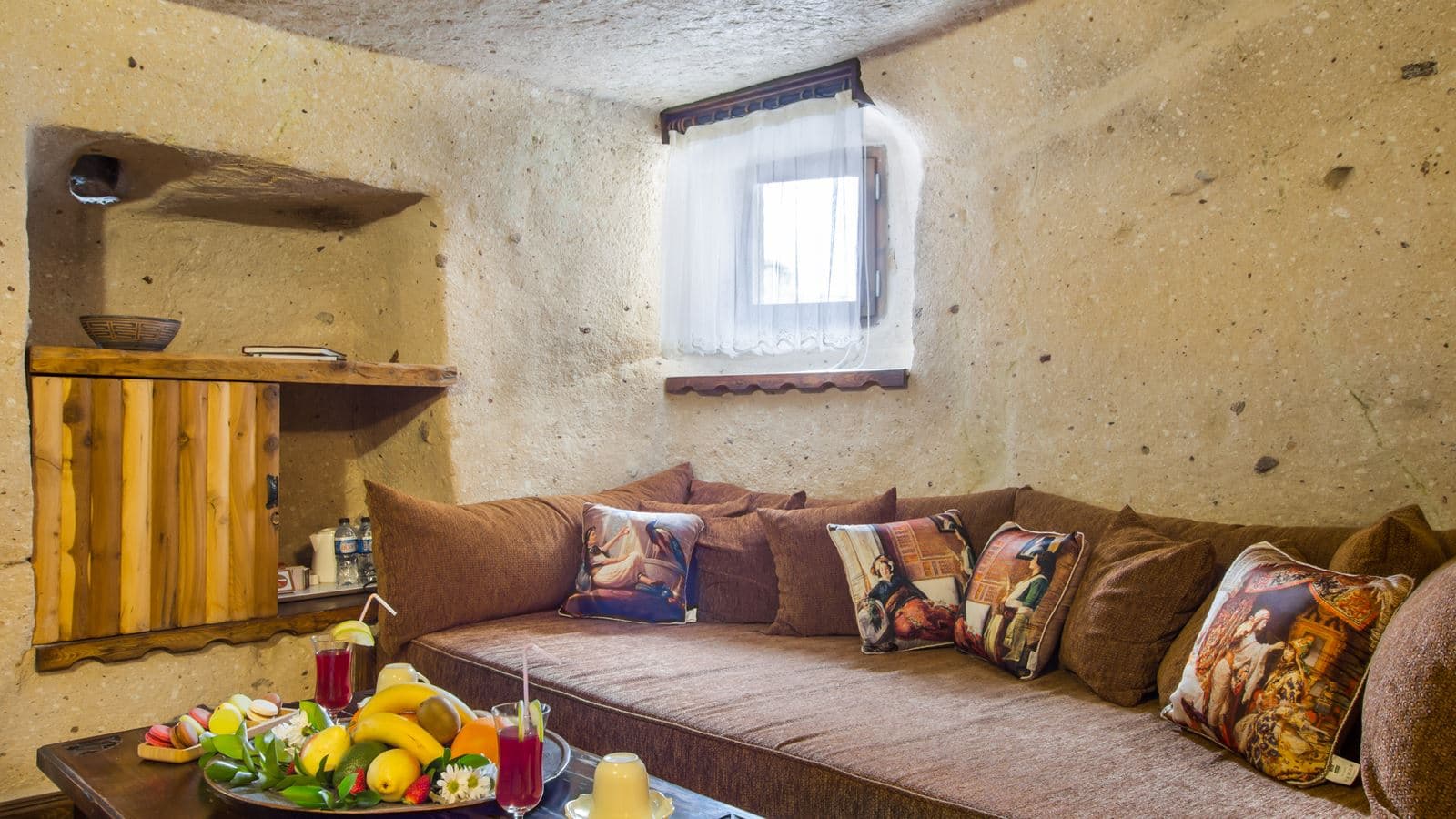 rooms-royal-cave--pool-suite