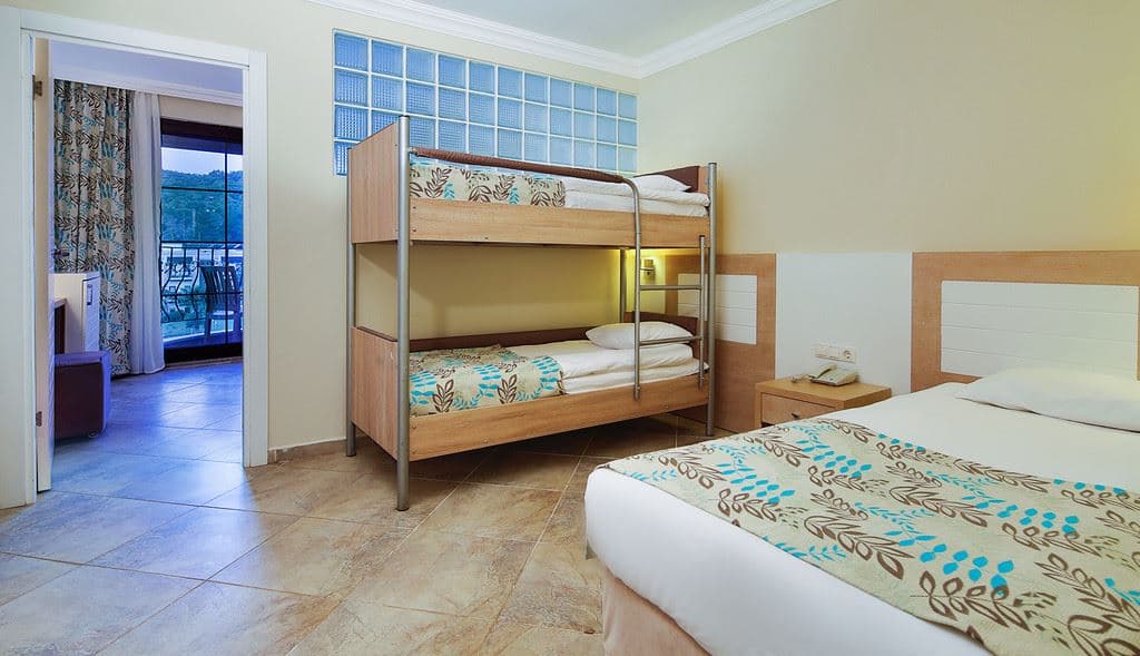 rooms-family-room-land-view-with-bunkbed