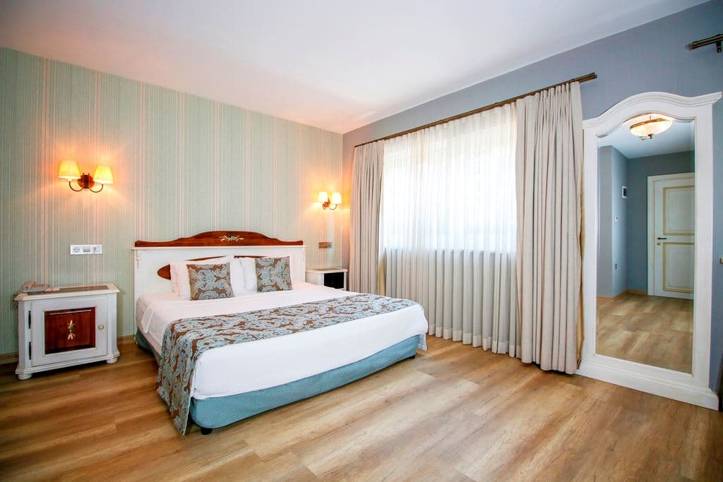 rooms-standard-land-view-room