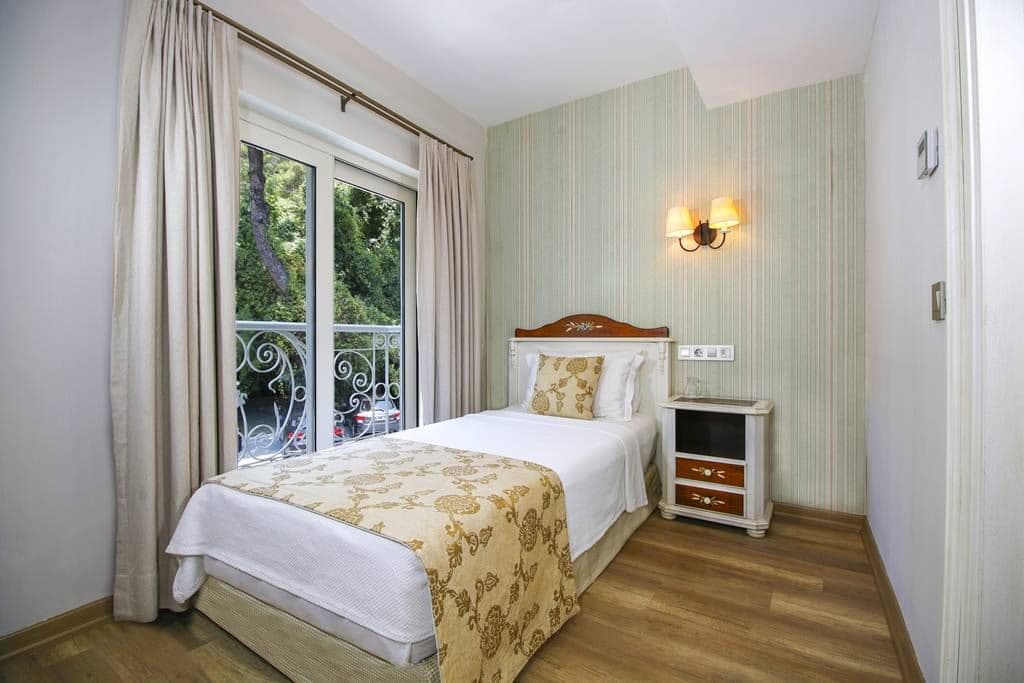 rooms-family-land-view-room