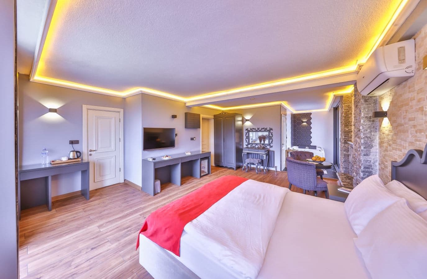 rooms-balkonlu-hamamli-saunali-jakuzili-sok-duslu-ve-somineli-hera-oda