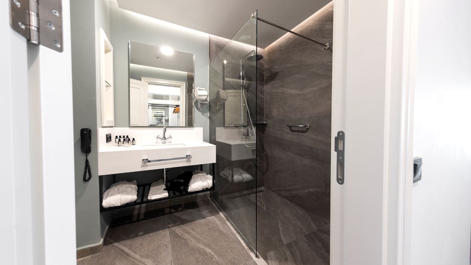 rooms-superior-room