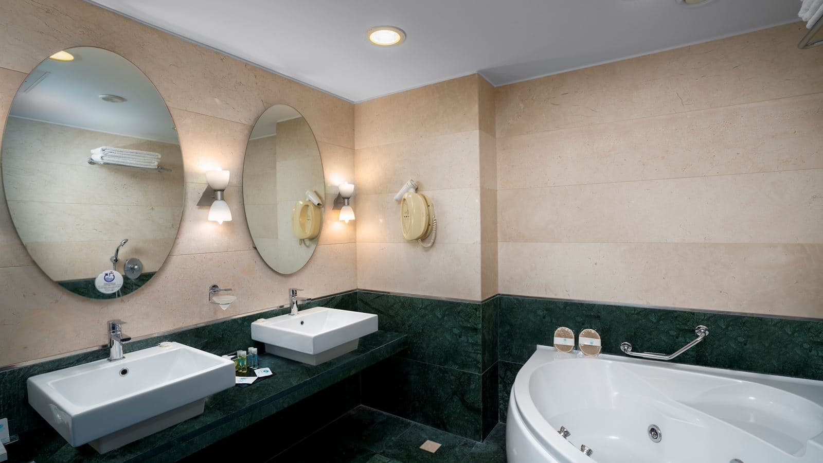rooms-king-suite