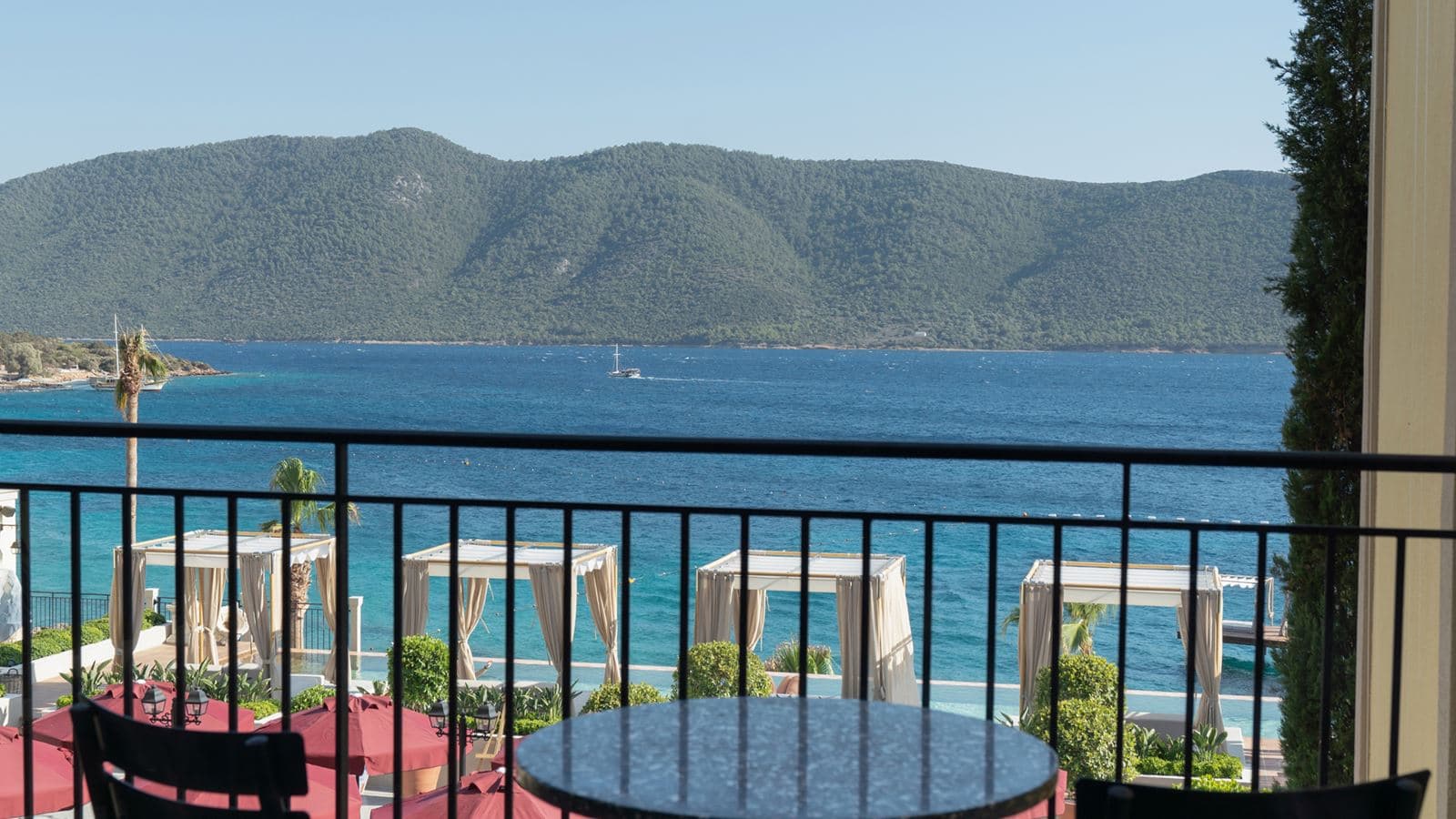 rooms-deluxe-balcony-sea-view-room