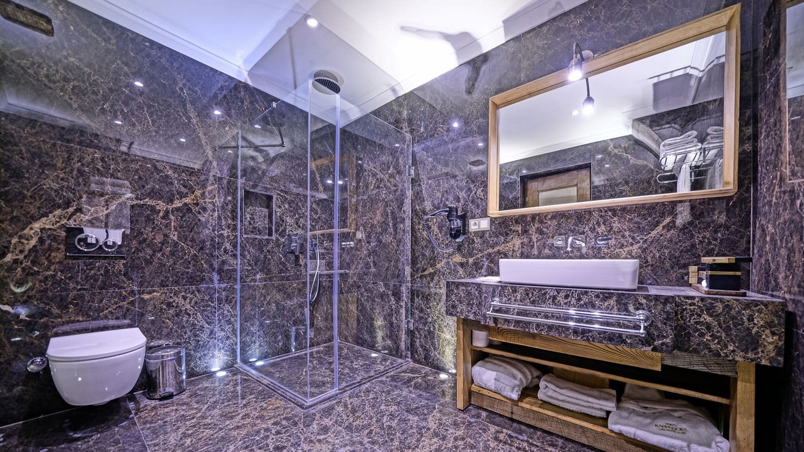 rooms-suit-1008