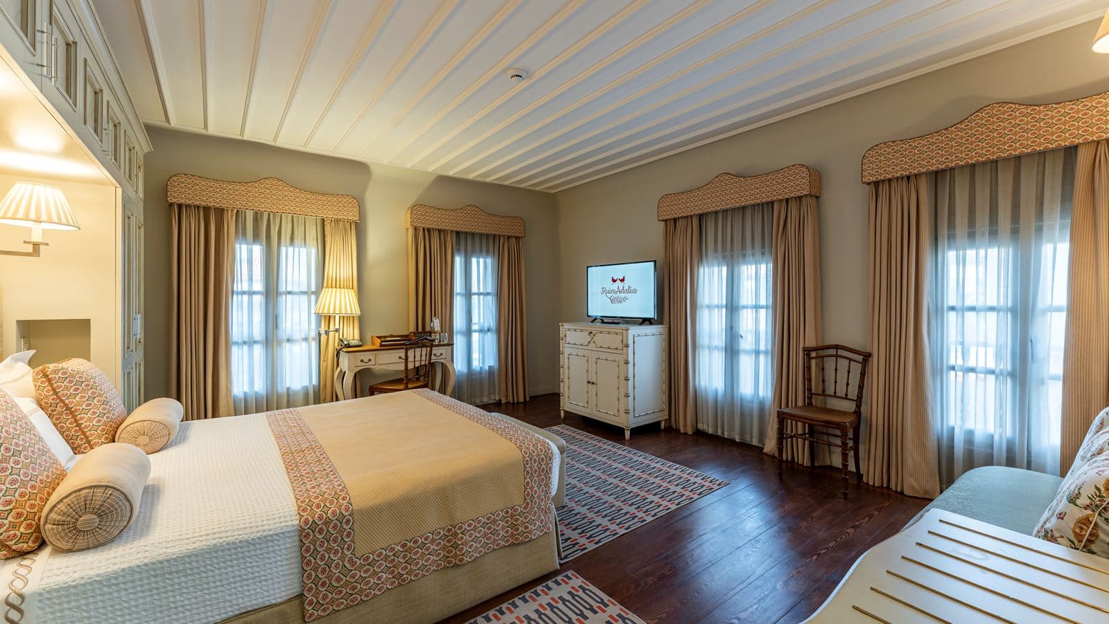 rooms-deluxe-room