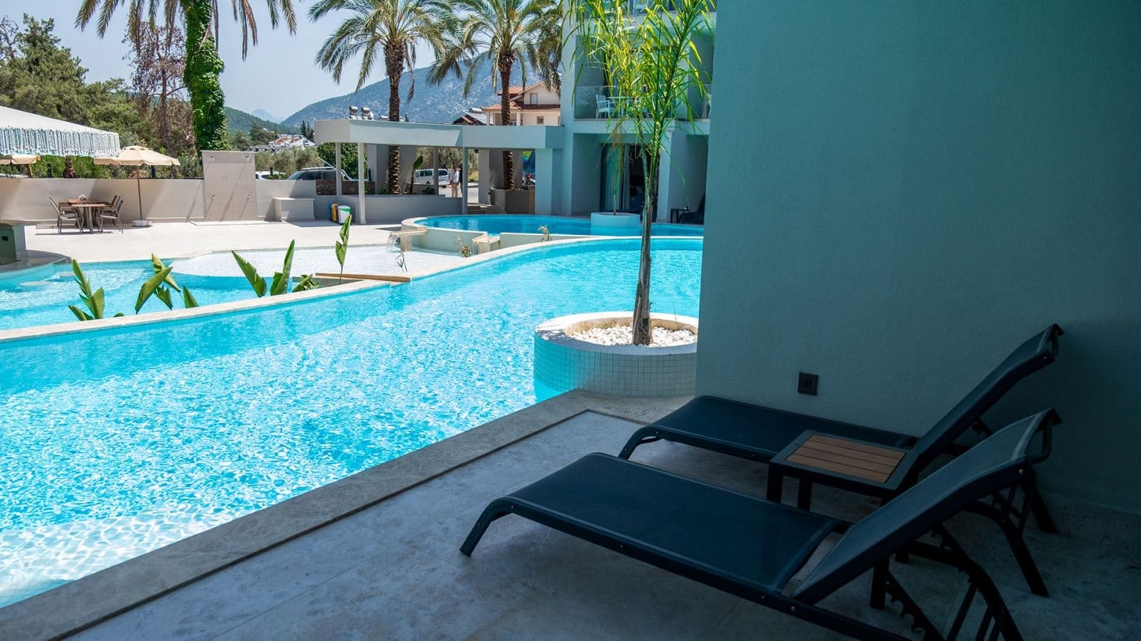 rooms-deluxe-swim-up-suite