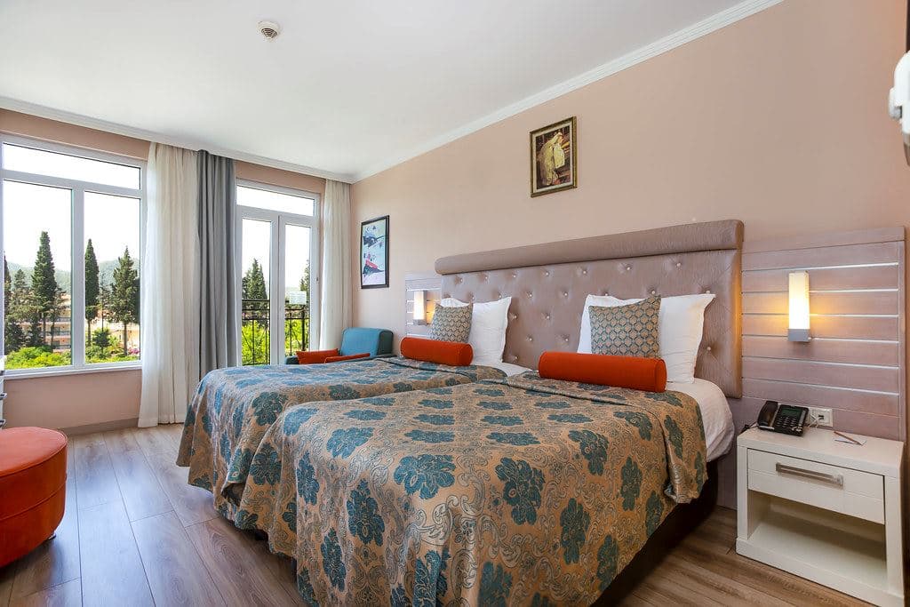 rooms-twin-orange-suite-room
