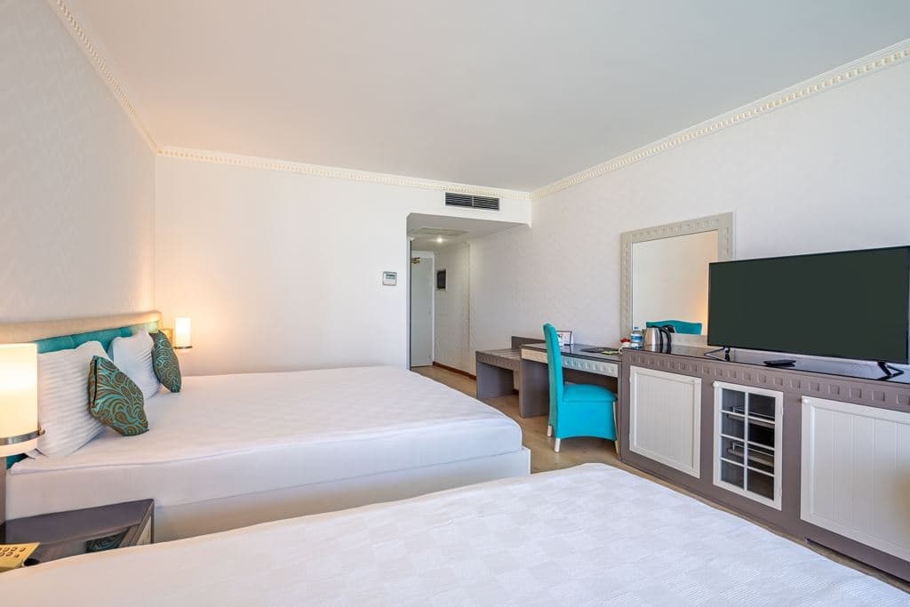 rooms-swim-up-room