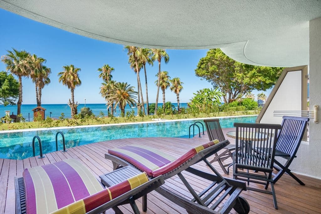 rooms-swim-up-room