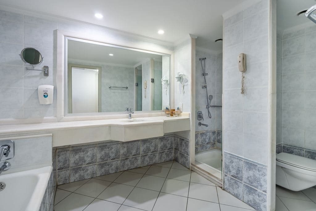 rooms-swim-up-room