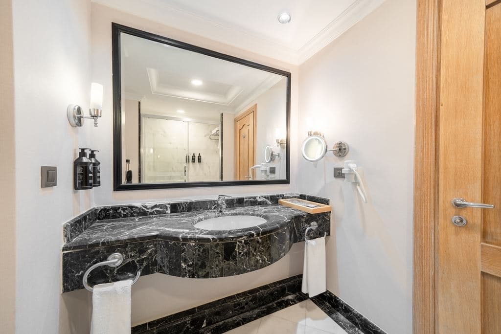 rooms-junior-suite-land-view