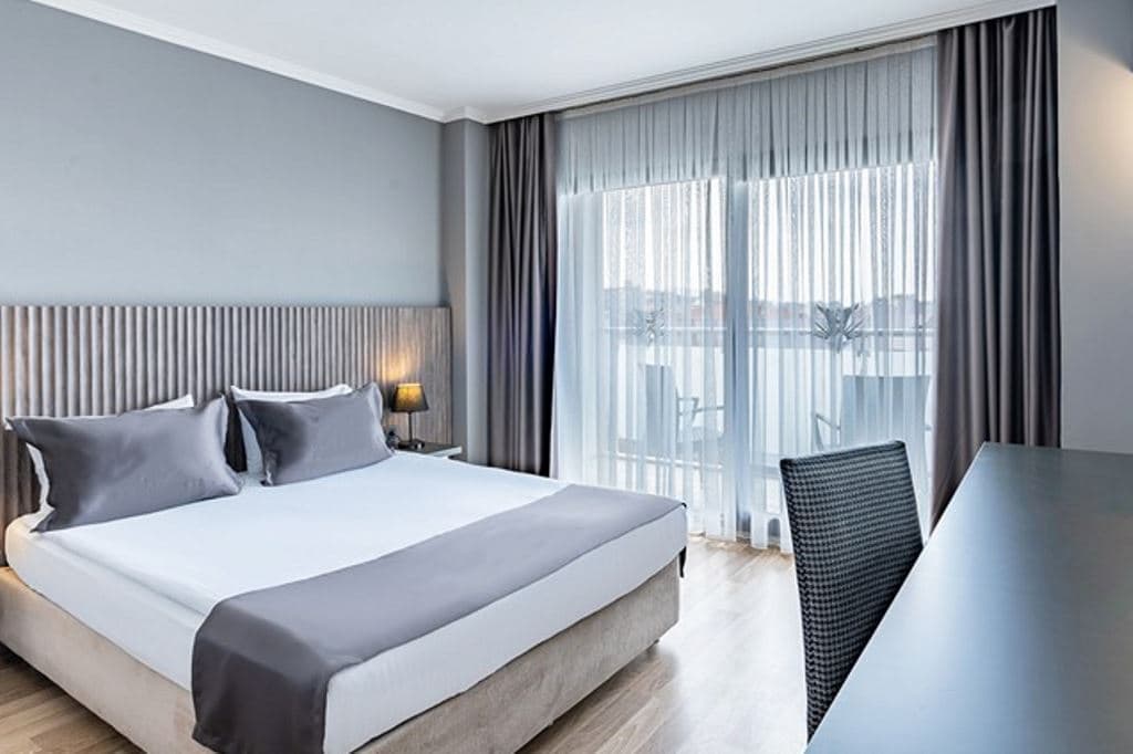rooms-superior-room-sea-view-with-balcony