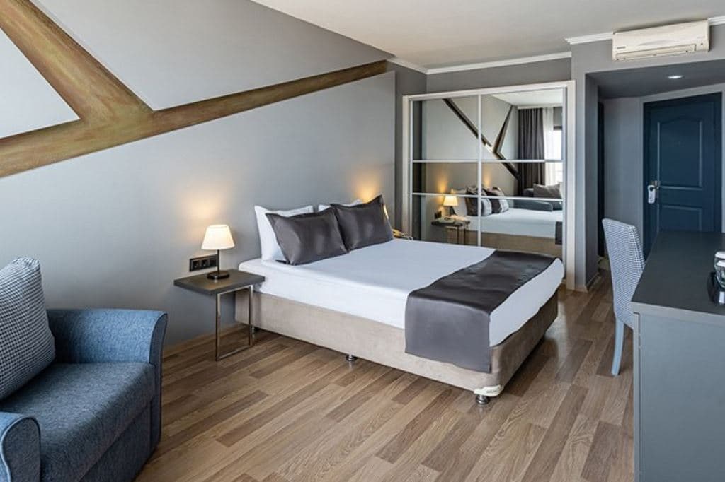 rooms-superior-room-sea-view-with-balcony