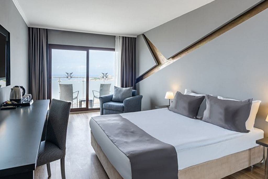 rooms-superior-room-sea-view-with-balcony