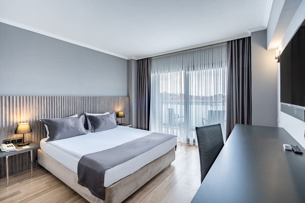 rooms-comfort-room-sea-view-with-balcony