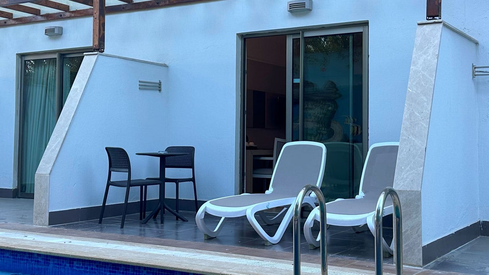 rooms-swim-up