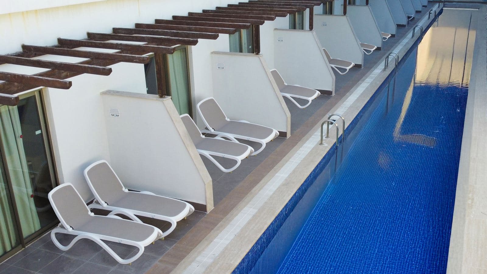 rooms-swim-up