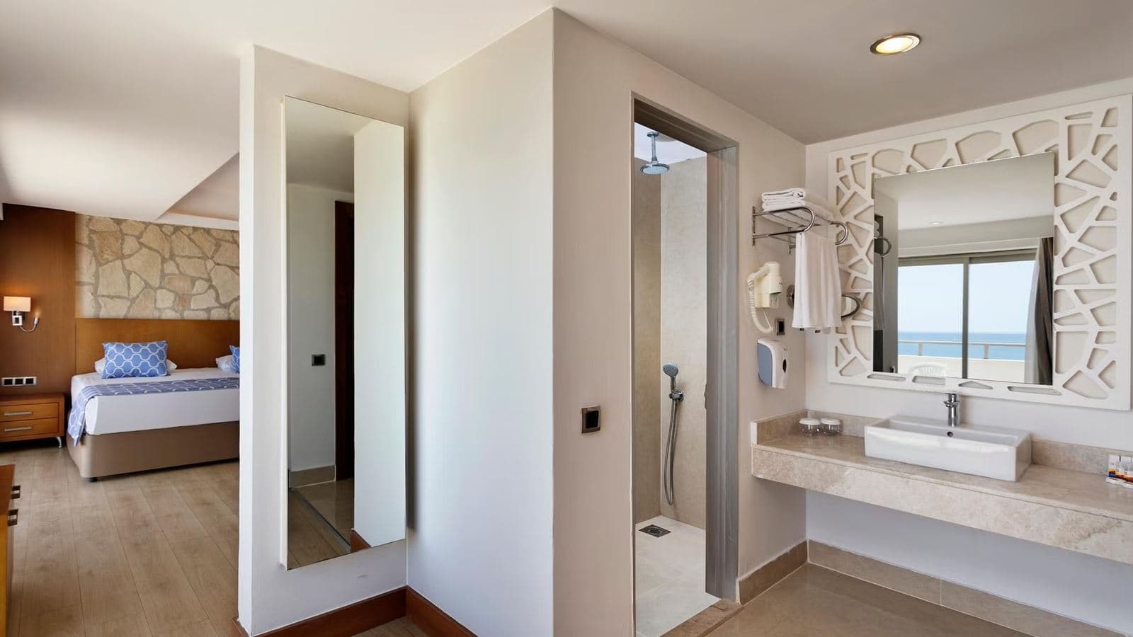 rooms-superior-room