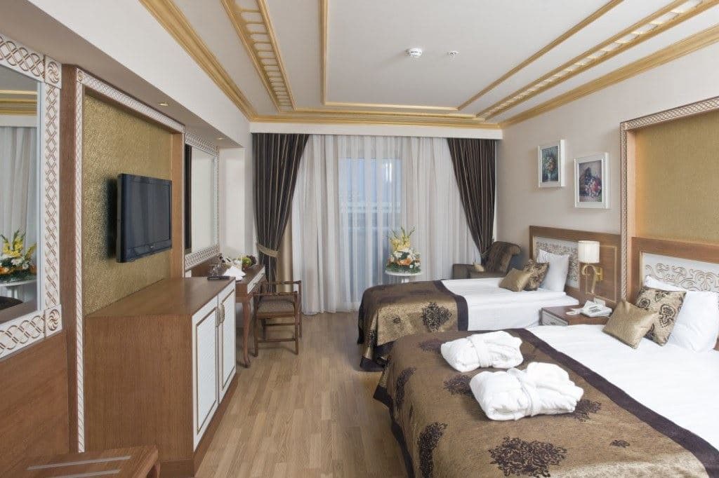 rooms-standard-room-pool-view