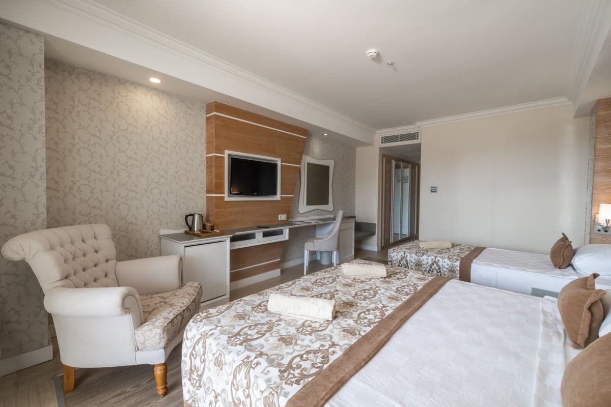 rooms-coral-room