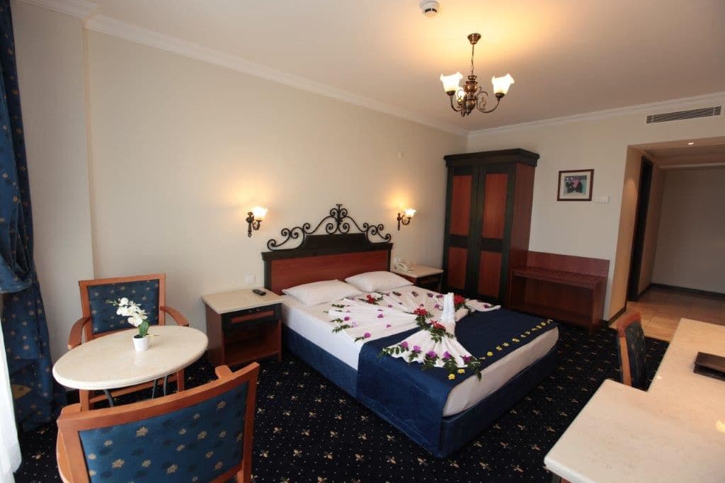 rooms-family-room-land-side