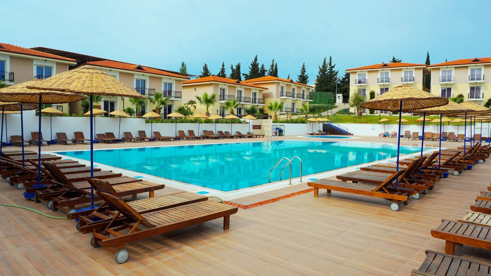 rooms-family-room-pool-view
