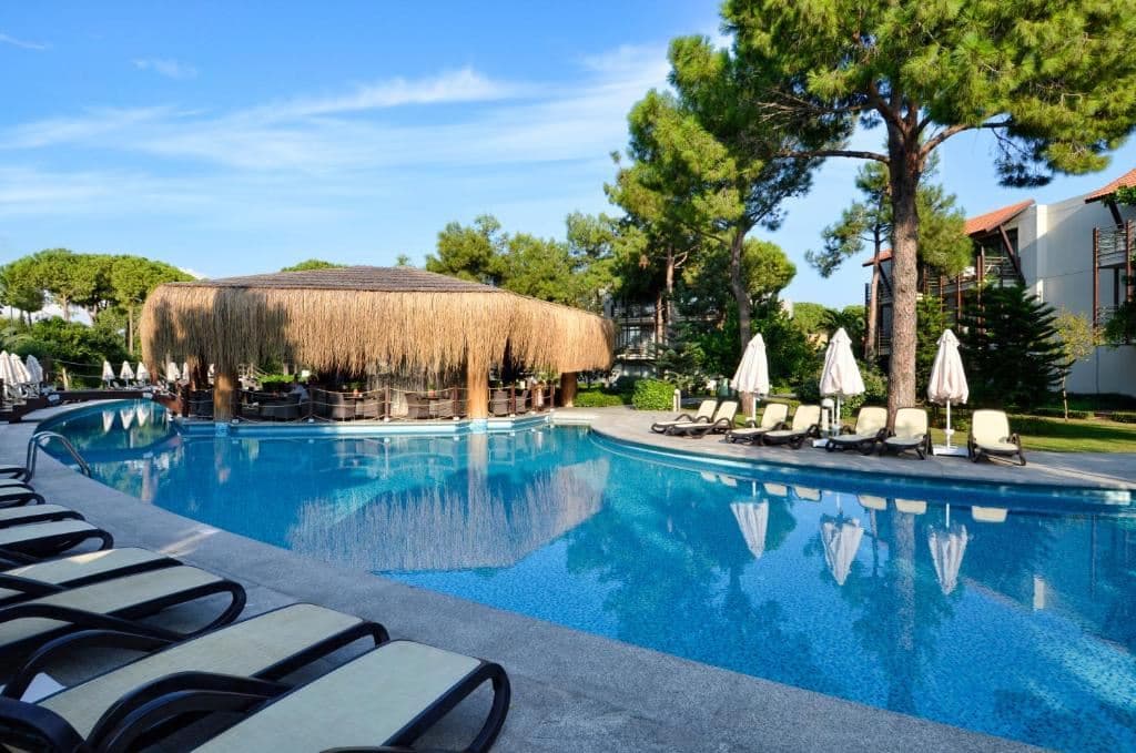 bars-aqua-pool-bar