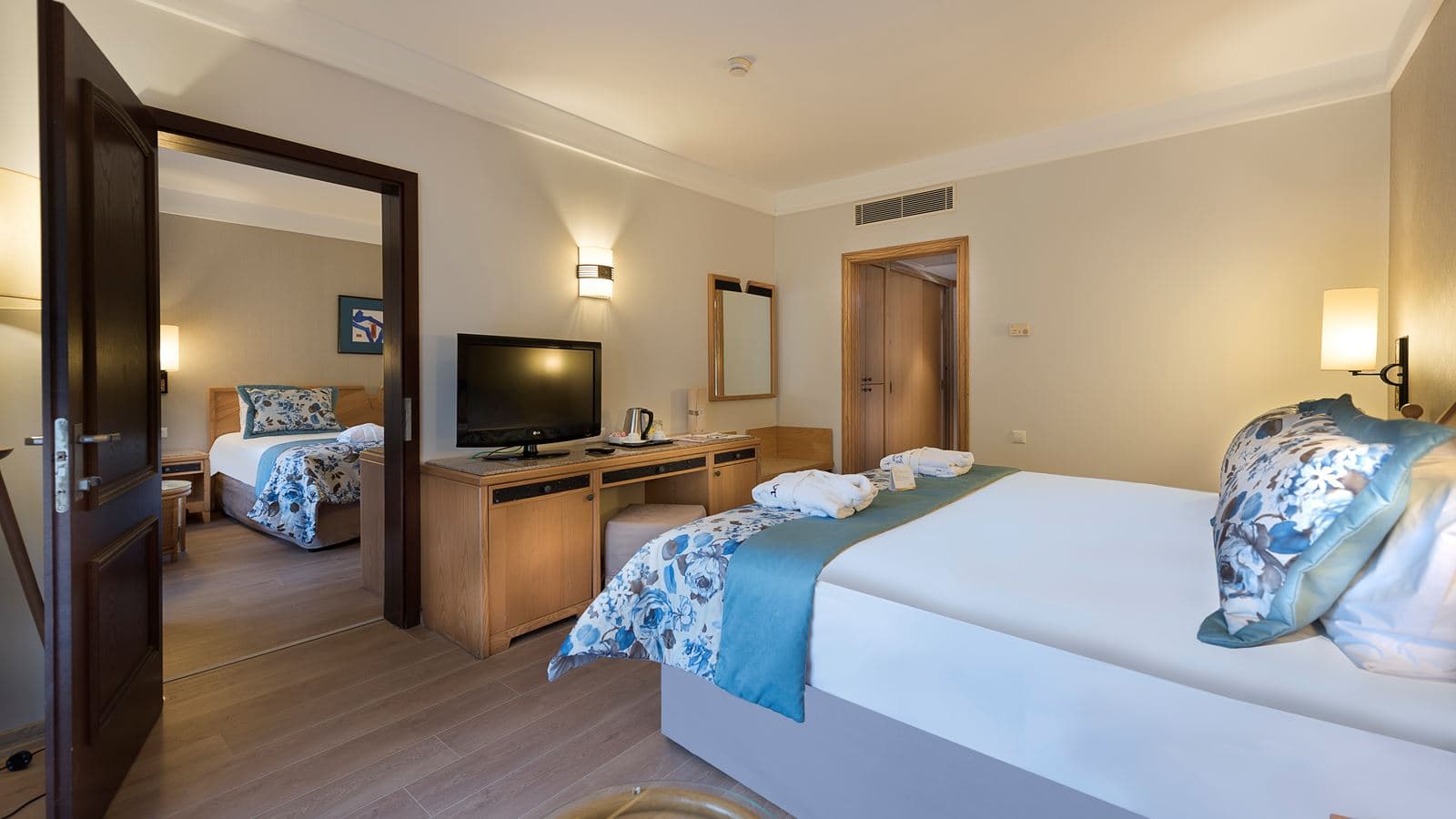 rooms-bungalow-family-room-2-bathroom