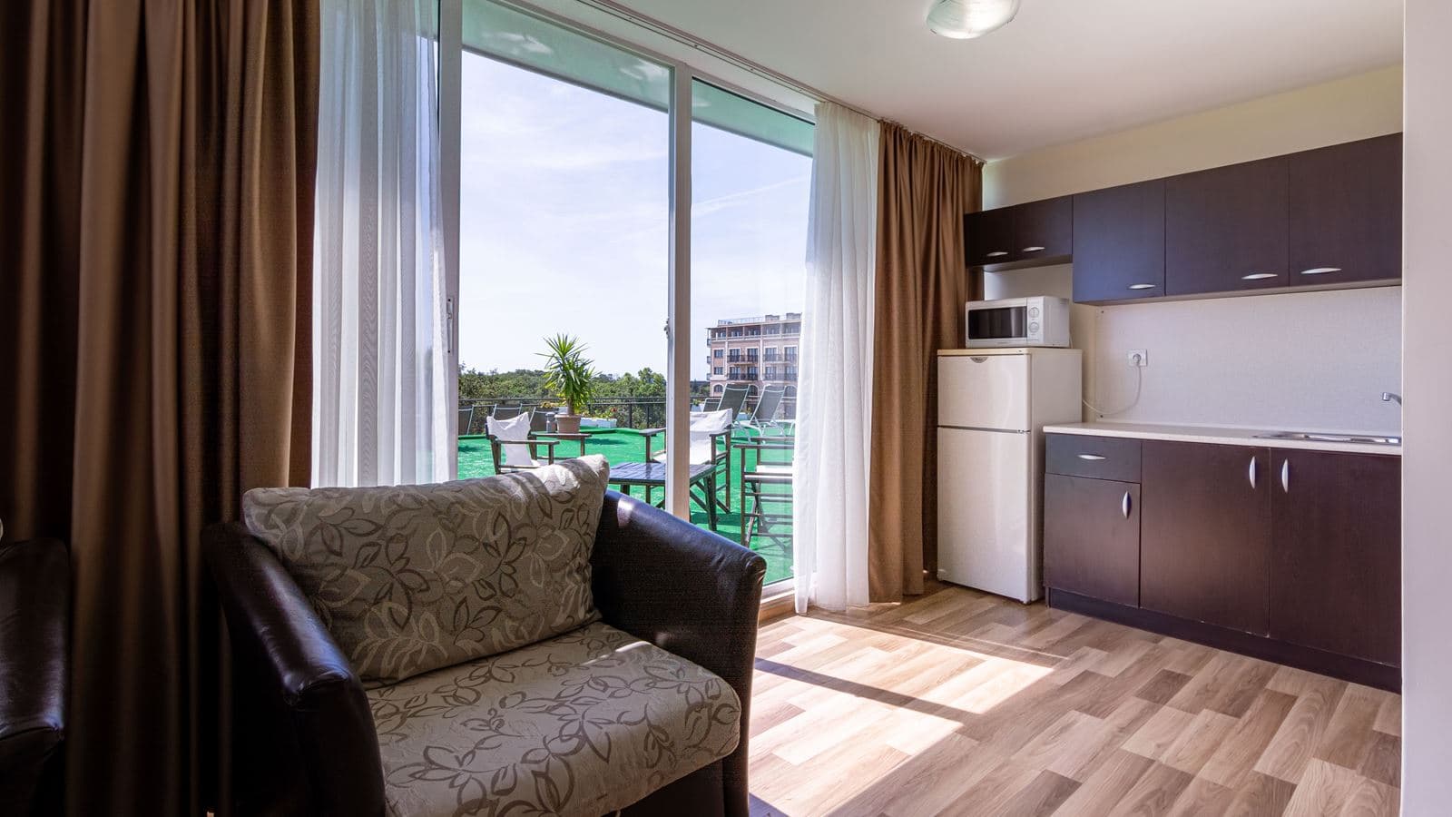 rooms-apartment-with-terrace