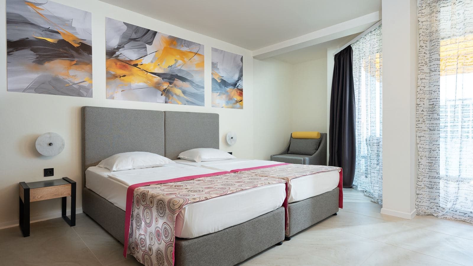 rooms-single-wchild-standard-room-balcony