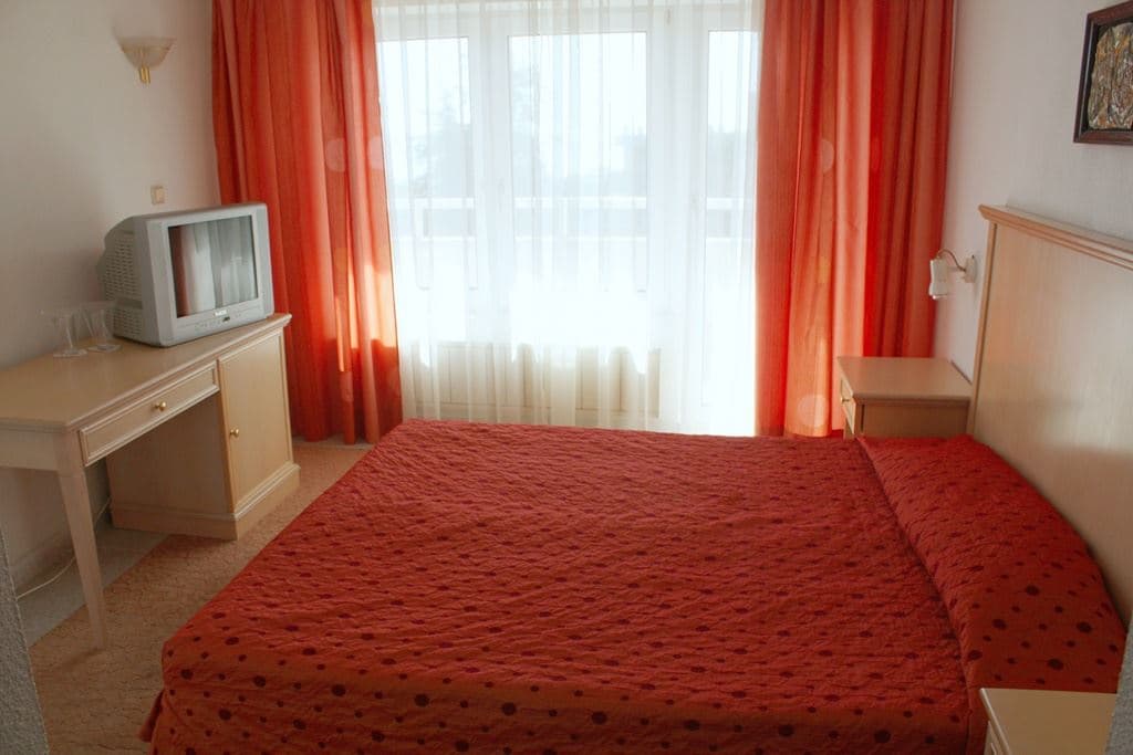 rooms-deluxe-room-balcony