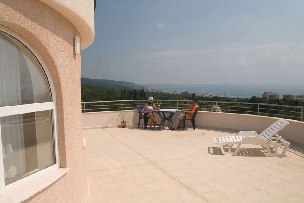 rooms-deluxe-room-balcony