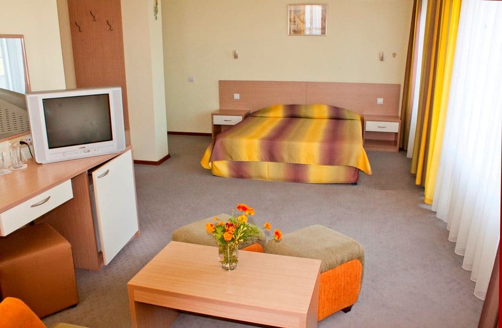 rooms-deluxe-room-balcony