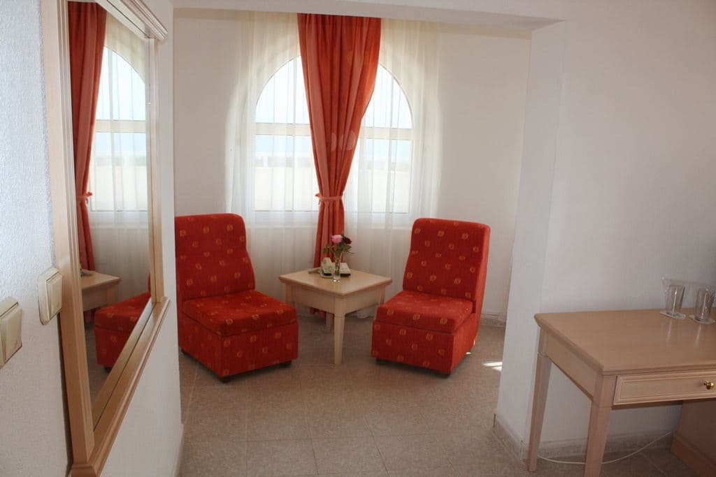 rooms-deluxe-room-balcony