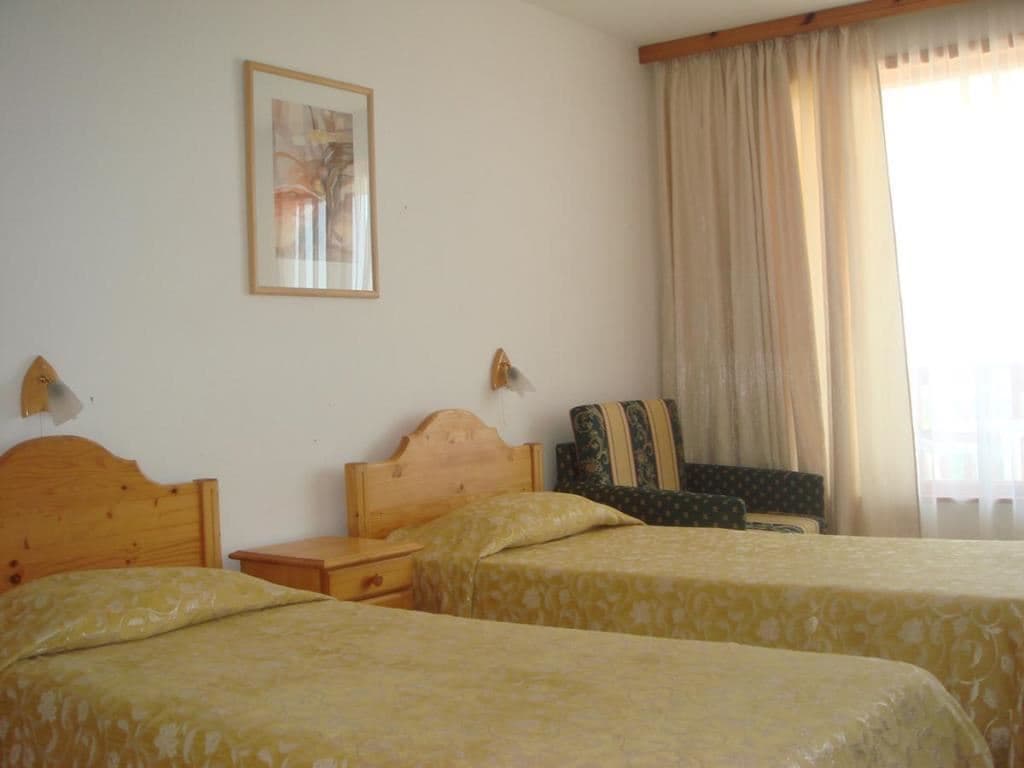rooms-single-w-child-standard-room-balcony