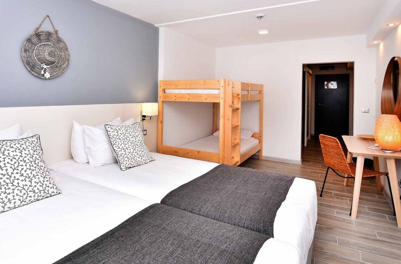 rooms-bunkbed-standard-familyroom-balcony