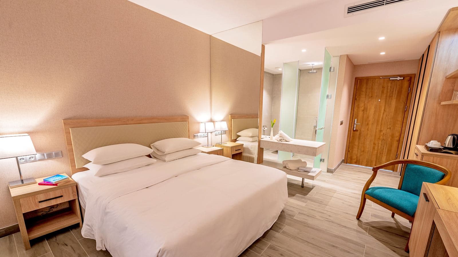 rooms-deluxe-room