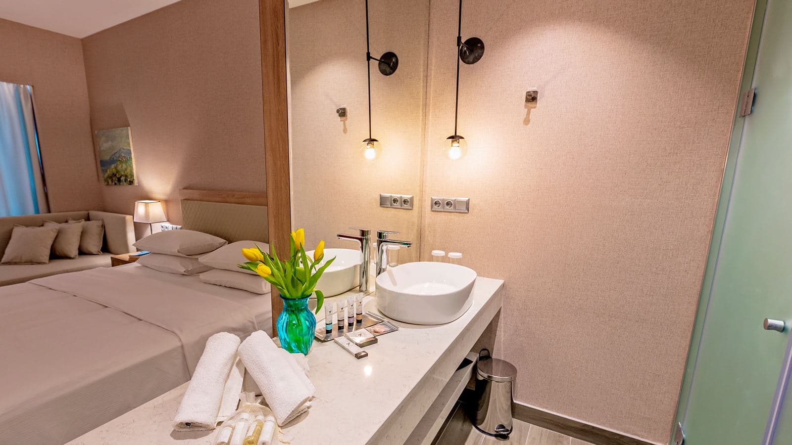 rooms-deluxe-room