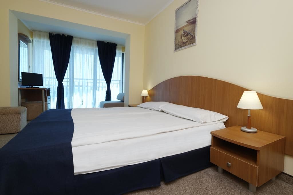 rooms-singleuse-standard-room-lateralseaview-balcony-or-terrace