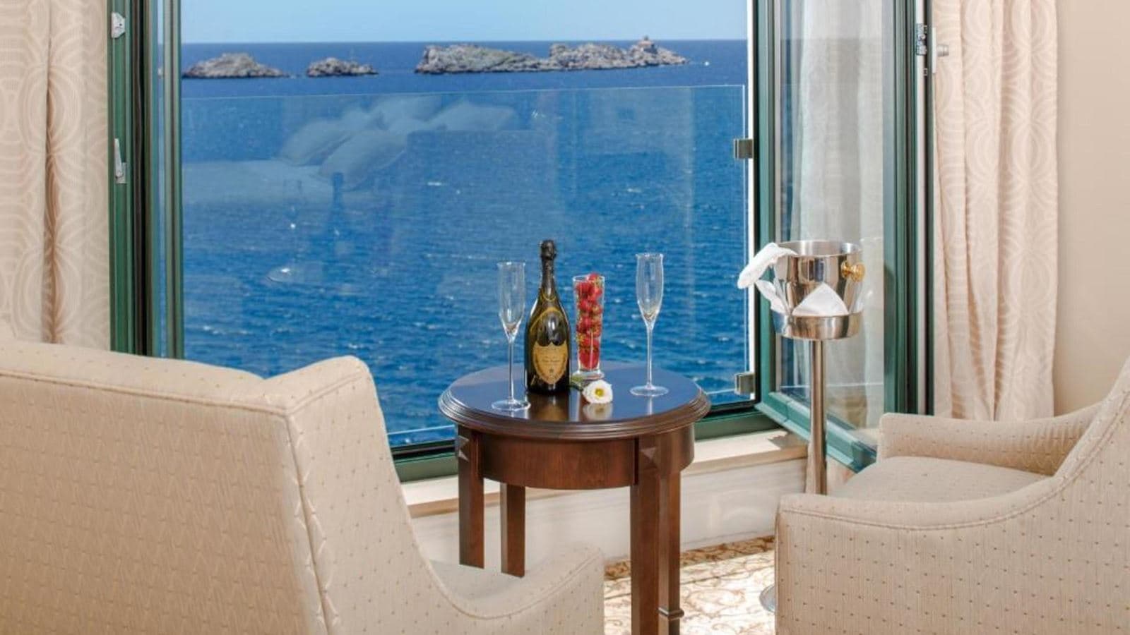 rooms-executive-suite-seaview-balcony