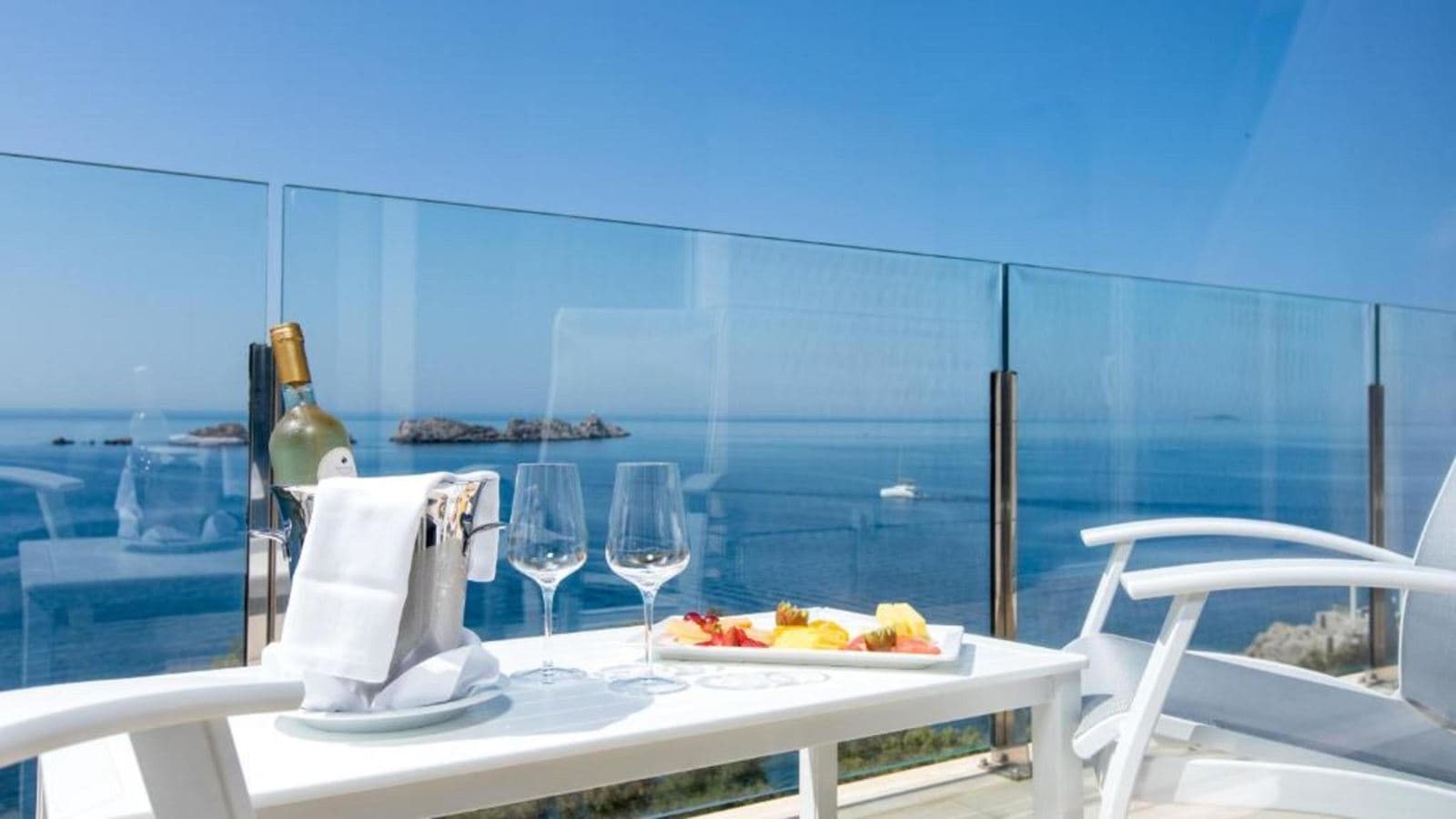 rooms-deluxe-suite-seaview-balcony