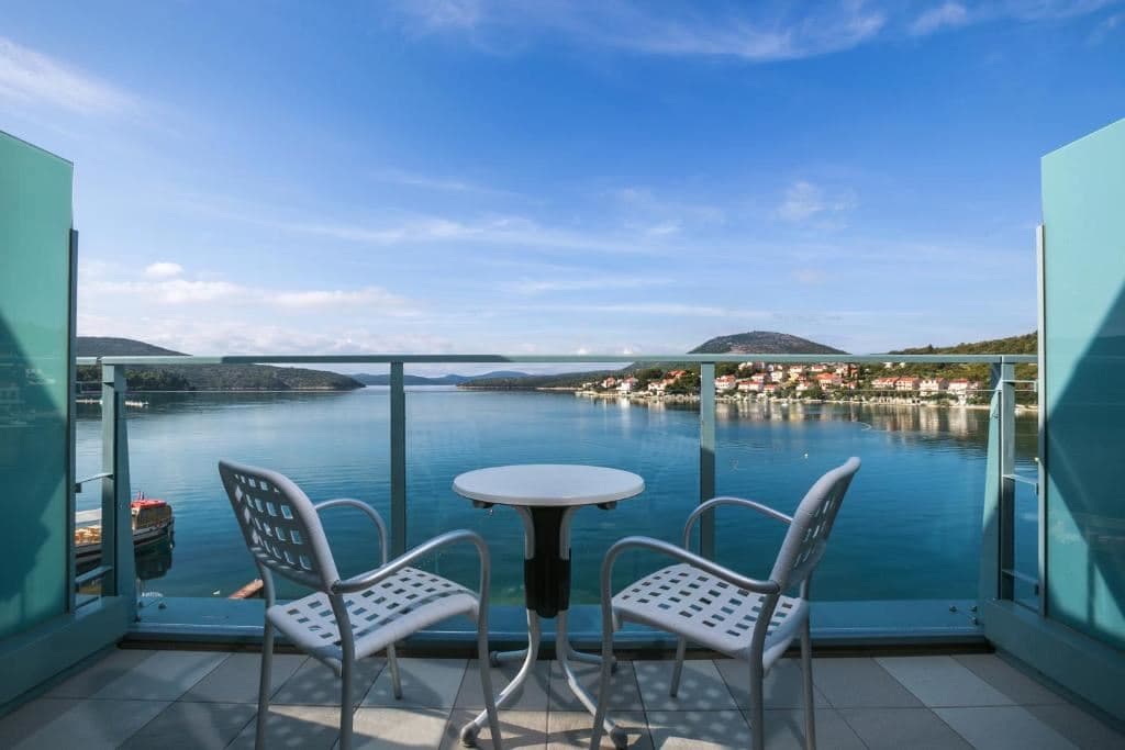 rooms-room-balcony