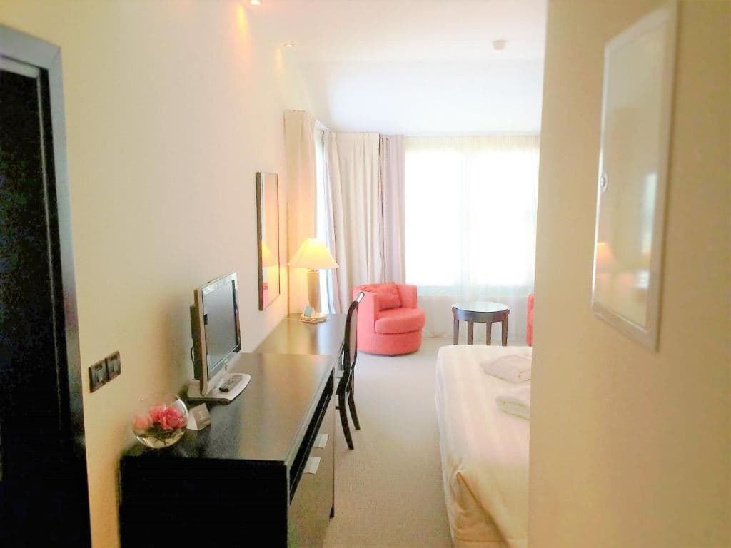 rooms-family-room-balcony