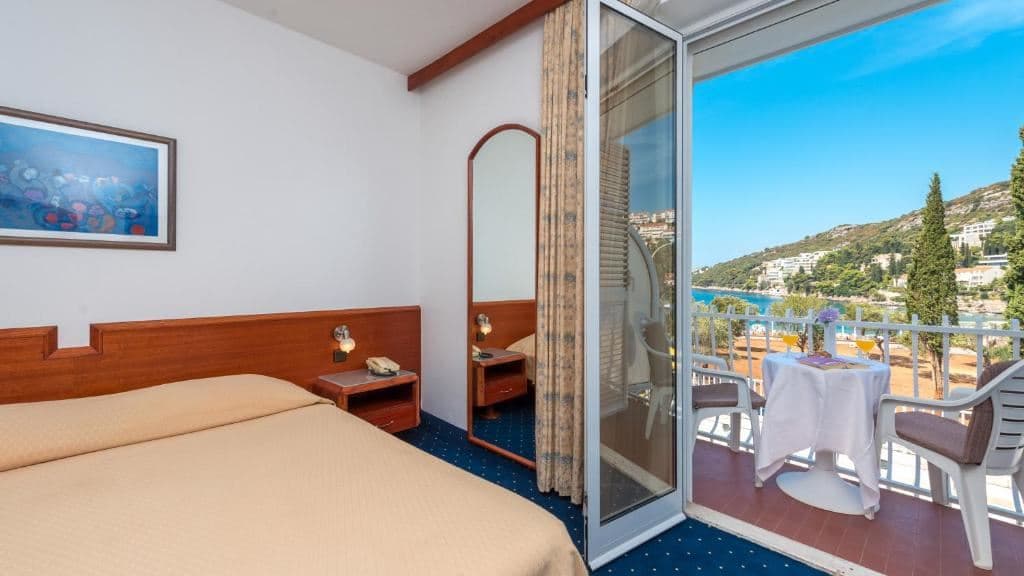 rooms-double-standard-room-seaview-balcony