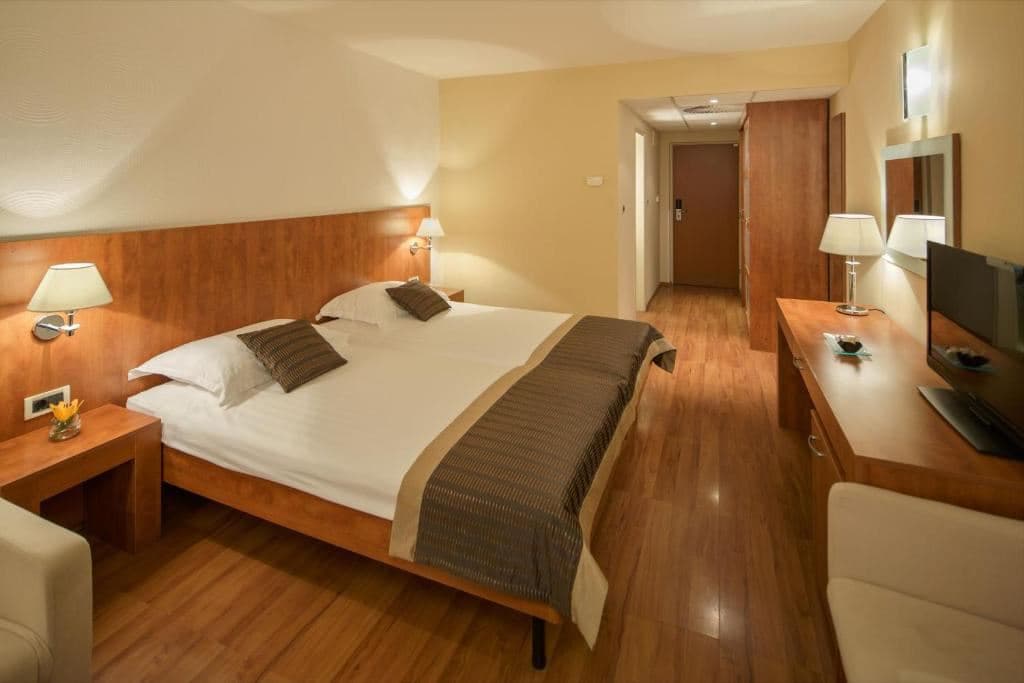 rooms-twin-classic-room-park-view-balcony