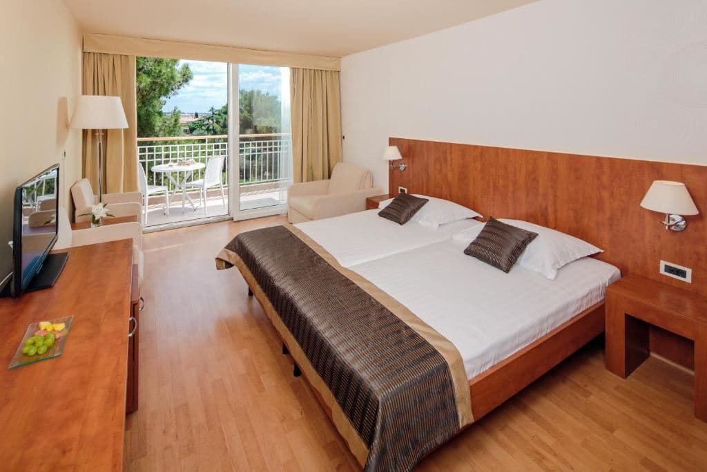 rooms-twin-classic-room-park-view-balcony